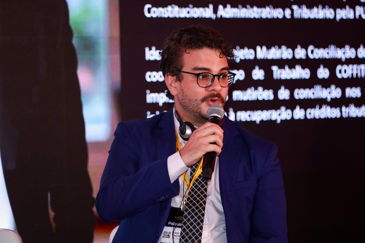 Caio Soares Thomas palestrando sobre gestão de cobranças e validade jurídica de notificações digitais em Brasília/DF